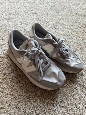 New Balance NWOT Light Gray and White Retro Runner Sneakers Size W 8.5